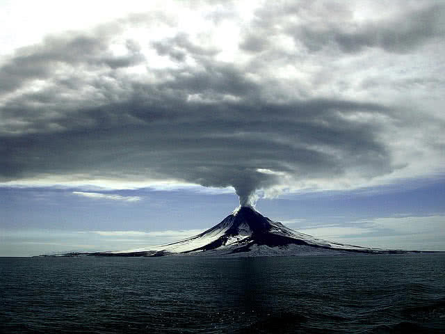 探秘火山岛最新动态：地质演变、生态保护与可持续发展